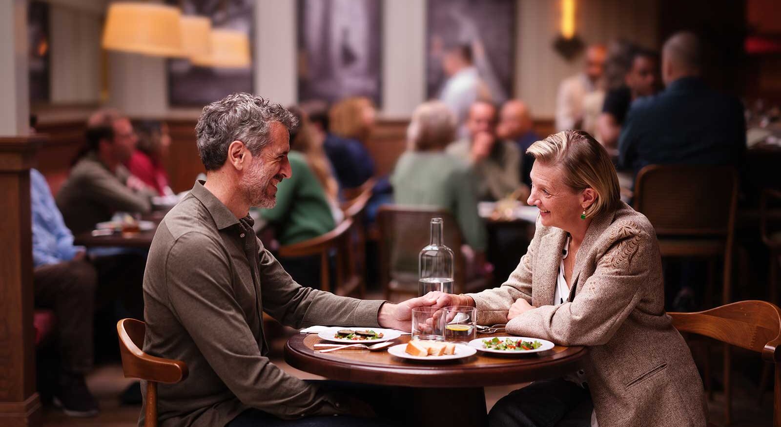 keyvisual-eon-couple-at-table